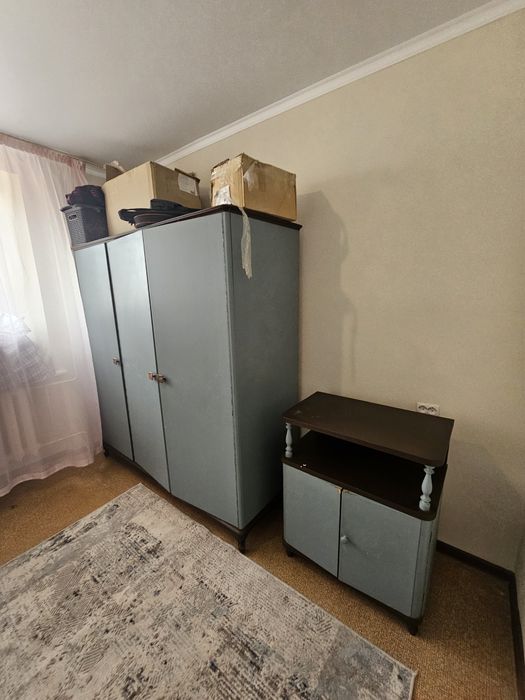 Продам  шкаф и тумбочку