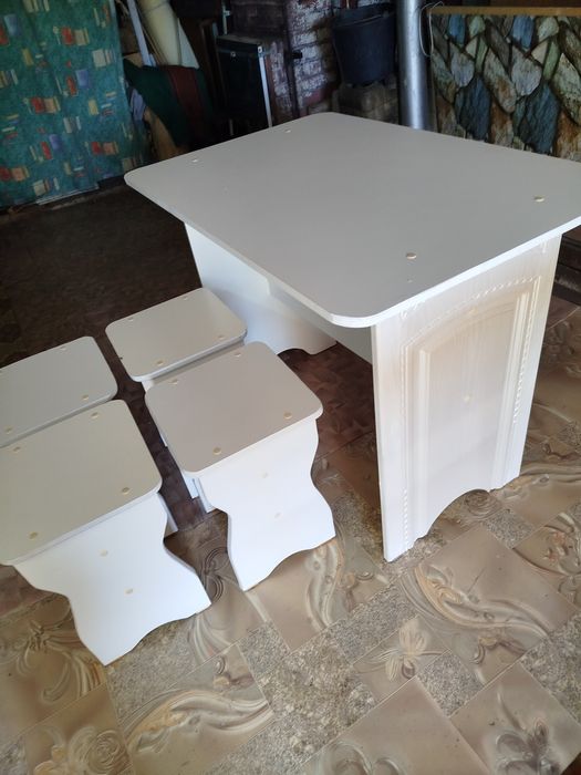 Стол и четыре стула