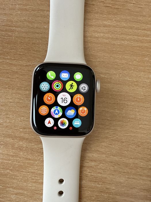 Продам Apple Watch SE 40 мм (новые)