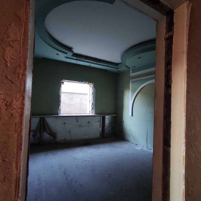 Продается участок с двух-этажным домом,рядом с Мечетью.