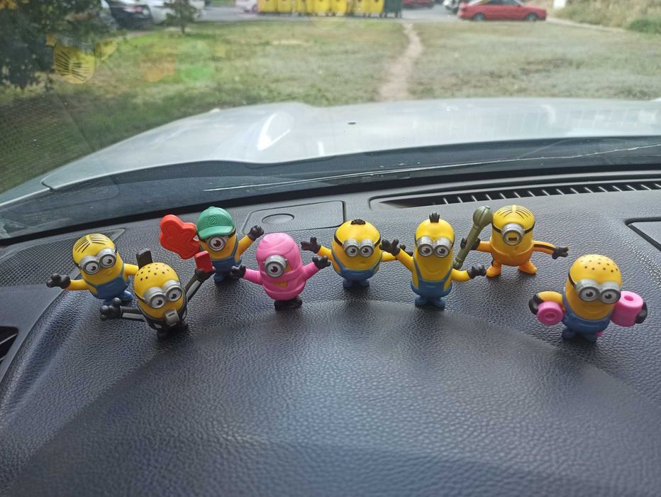 Миньоны игрушки резина и пластик. Большого размера