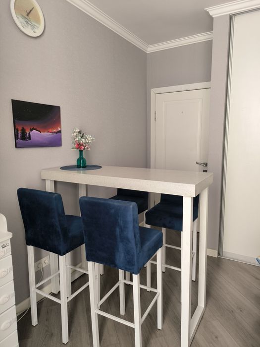 Барный стол и стулья