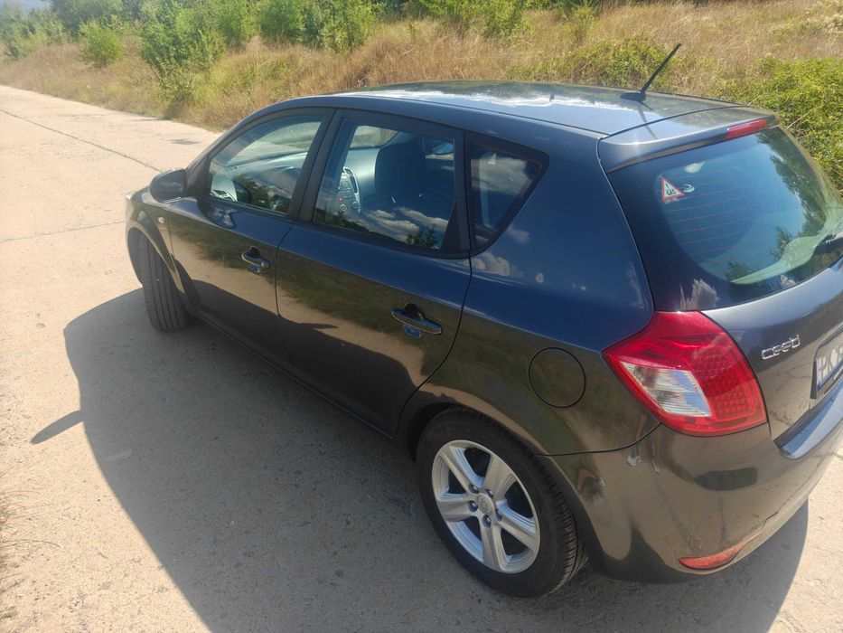 Автомобил Киа Сийд 1.6 i