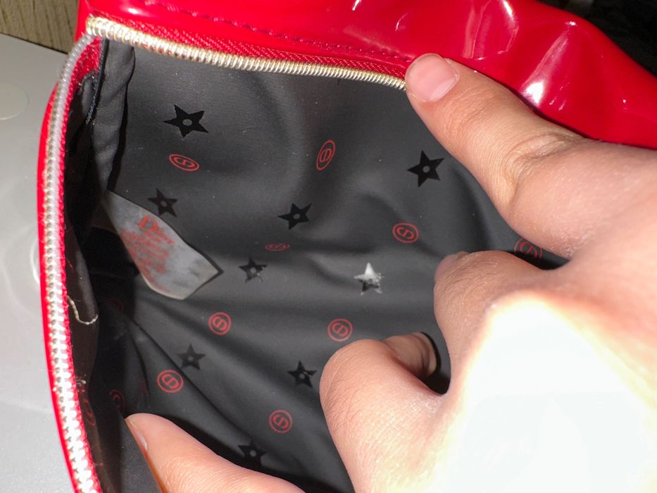 CHRISTIAN DIOR
Красная косметичка