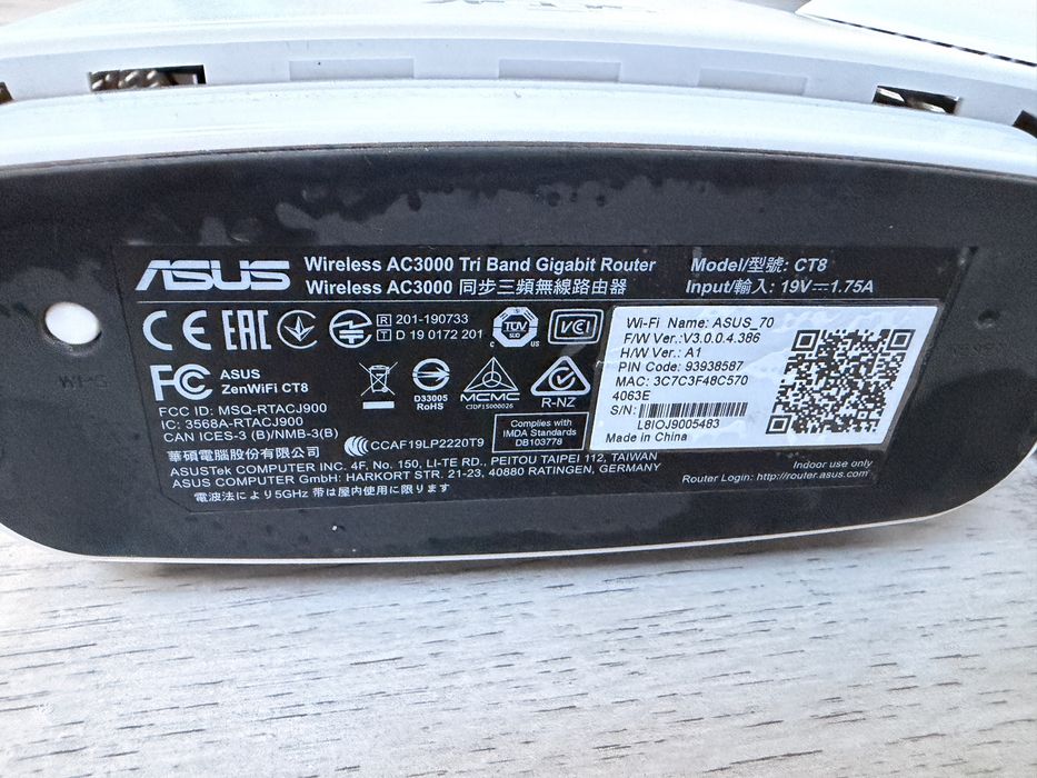 Sistem Mesh ASUS ZenWiFi CT8 (2 buc) și Router ASUS RT-AC88U