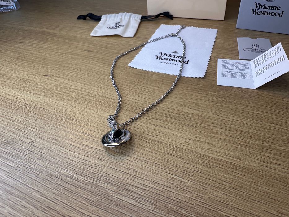 Colier Vivienne Westwood ”world’s end orb”, bilă neagra + argintiu mic