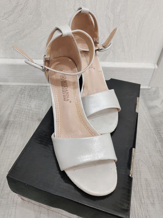 Продам 2 пары туфель