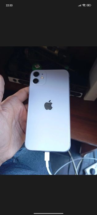 Iphone 11  orqasi alishgan ekranida ozgina dog'i bor ko'rinmaydi