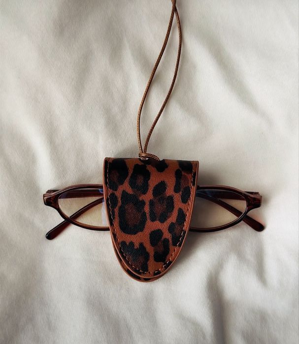 Зажим для очков на магните