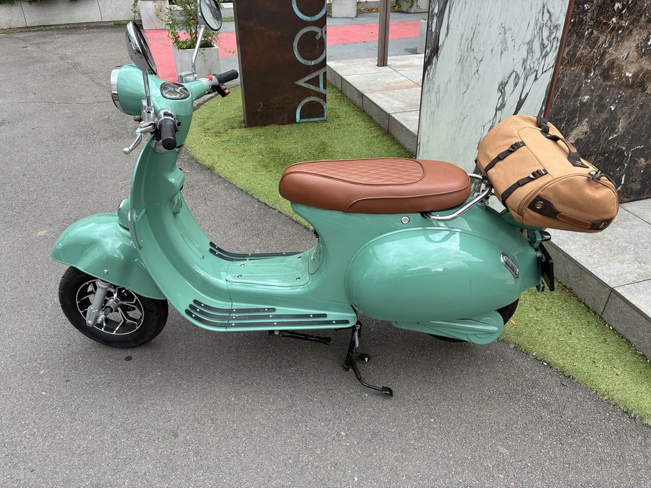 Scuter electric nou,  still Vespa clasic