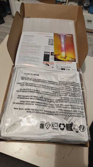 Lampa de podea cu LED-uri, actionata de la distanta