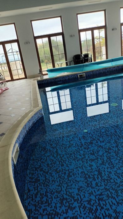 Покривало за басейн с навиващ механизъм