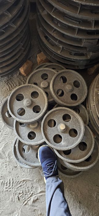 Чугунные люки. Канализация, водопровод, теплотрасс.