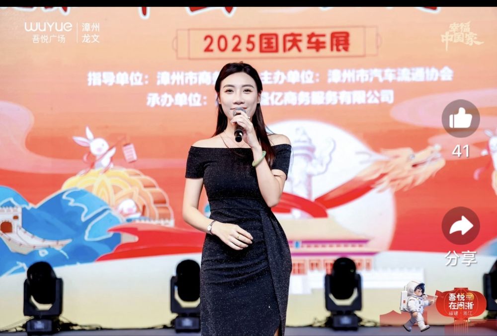 Блестящее серое платье