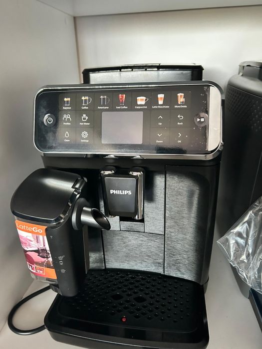 Espressor automat PHILIPS Seria 4400, 1.8l, 1500W, 15 bar, Garantie