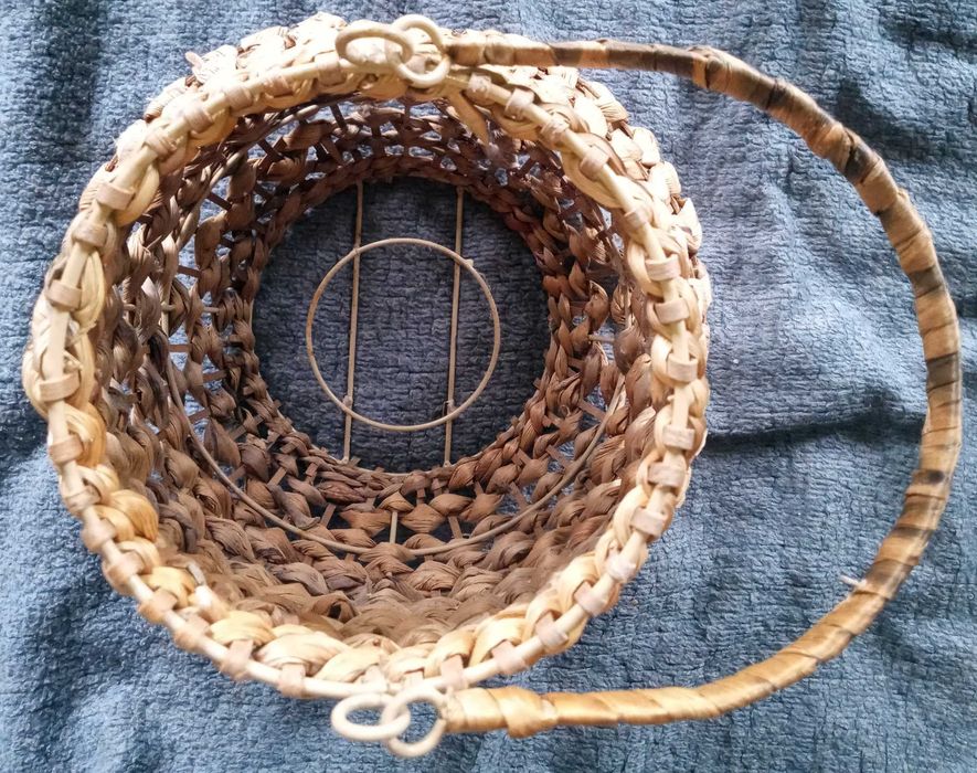 Плетен полилей. дърво