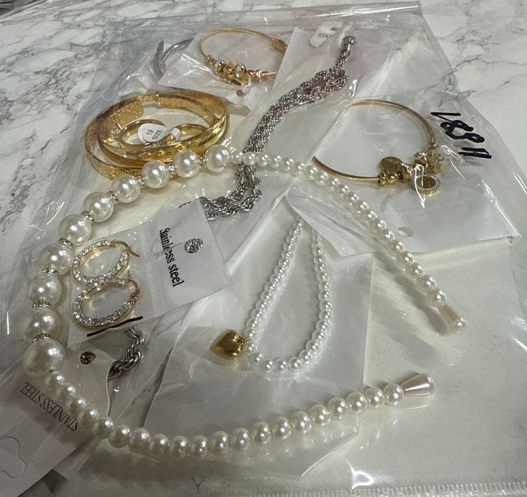 Мистериозна торбичка с бижута с 10бр висококачествени бижута.