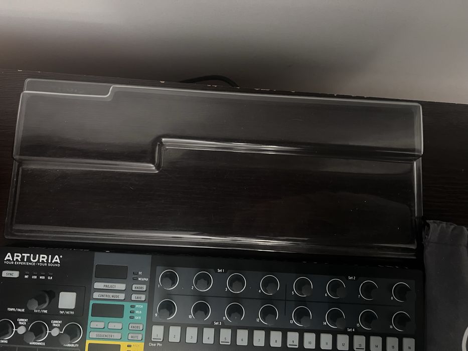 Beatstep Pro full box - midi splitter/cables - cover