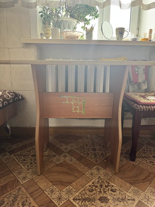 Небольшой стол..