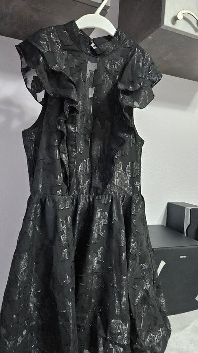 Блестяща черна рокля