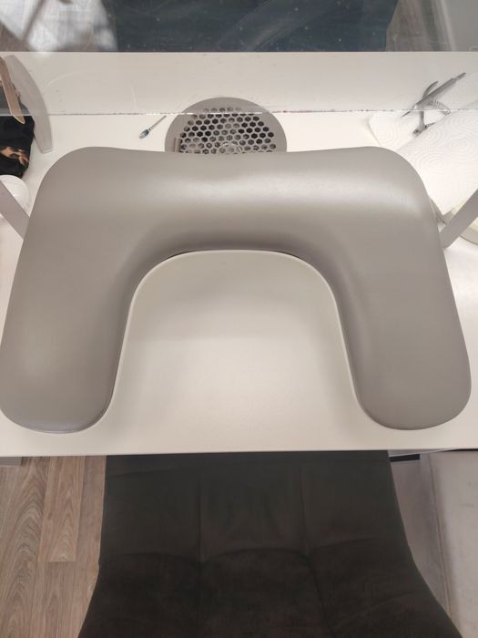 Продавам стойка за ръце за маникюр