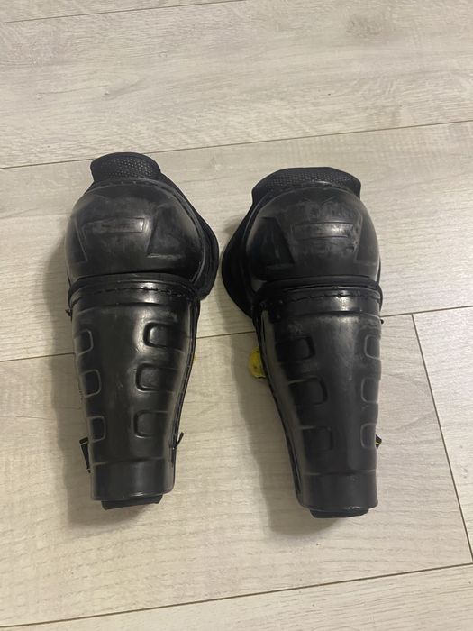 Продам Хоккейные щитки на ноги