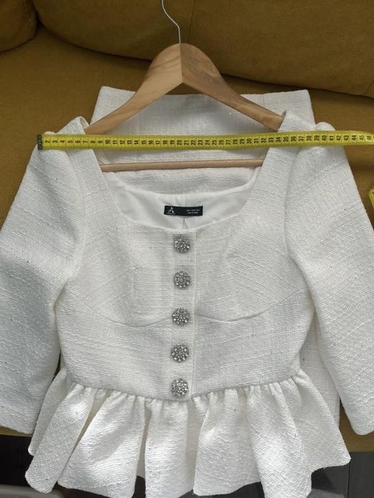 Красив бял костюм от букле