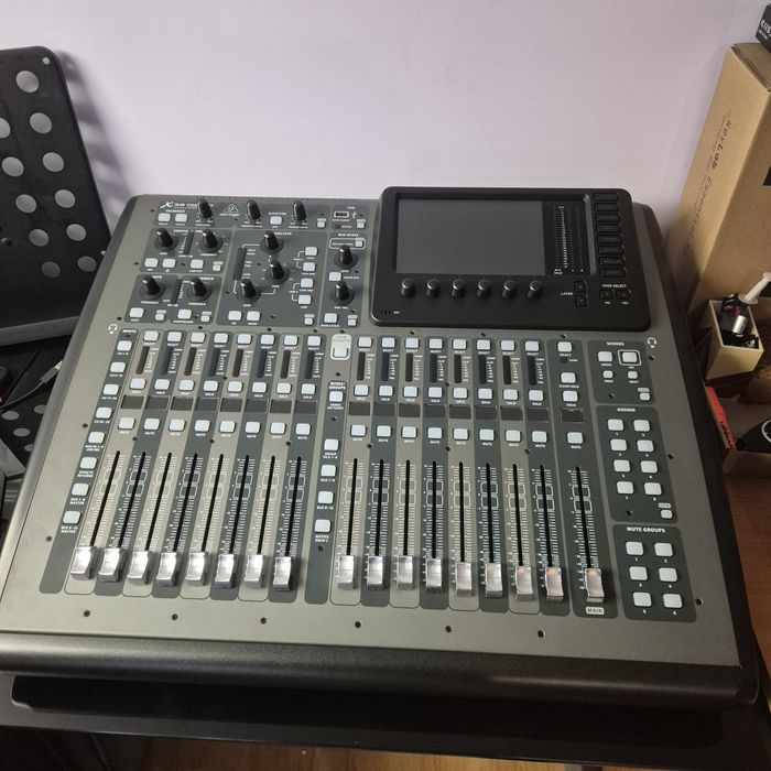 Mixer digital Behringer X32  Compact  si doua Boxe Yamaha  DXR 115 Mk2  toate noi nouțe