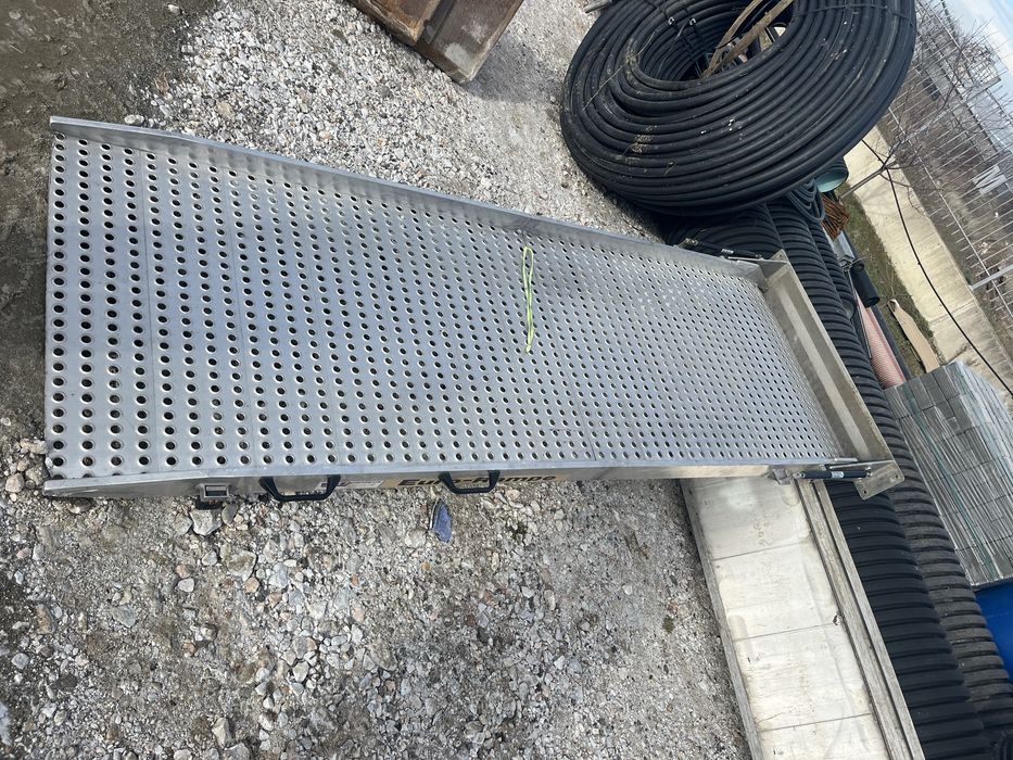 Товарна рампа за бус