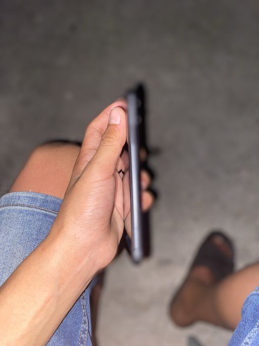 Vând iPhone 11 are 64 de gb are sanatate 80 si am uitat icloud de la el bun pentru piese