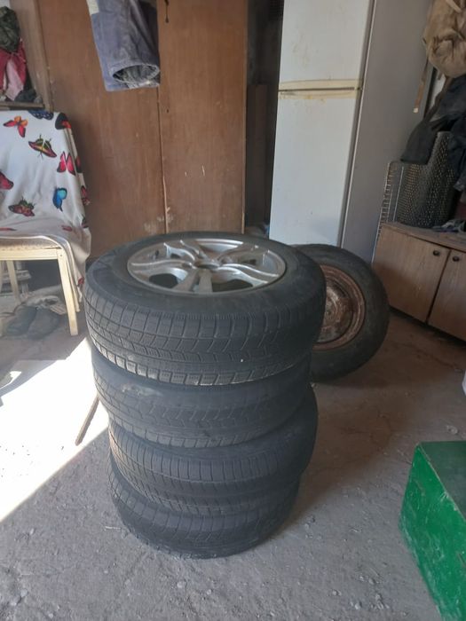 Продам шину с диском 13