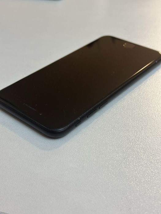 iPhone SE 2020 / 128GB / черен