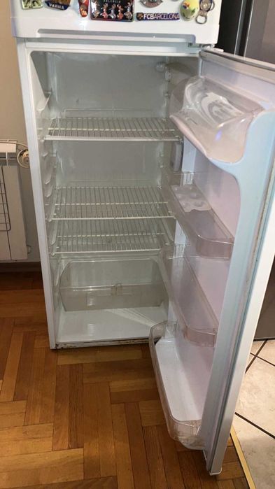 Хладилник с горна камера