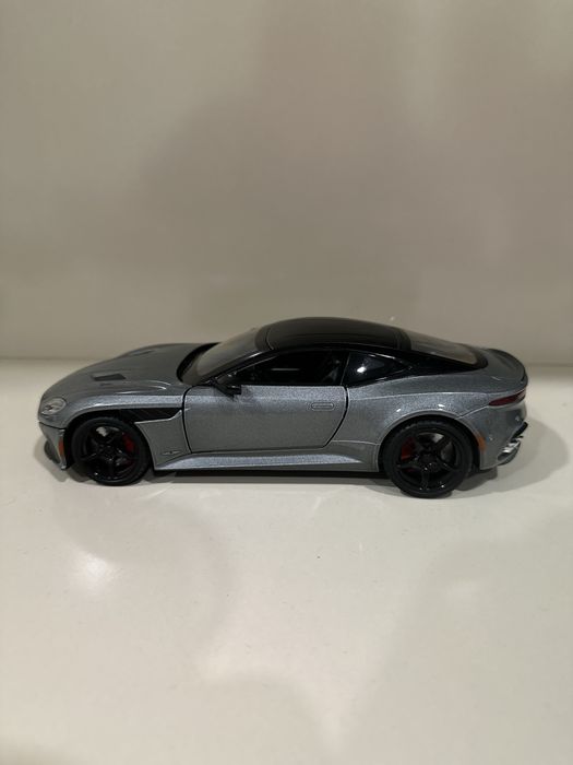 1:24 òlchamdagi sifatli model mashina sotiladi