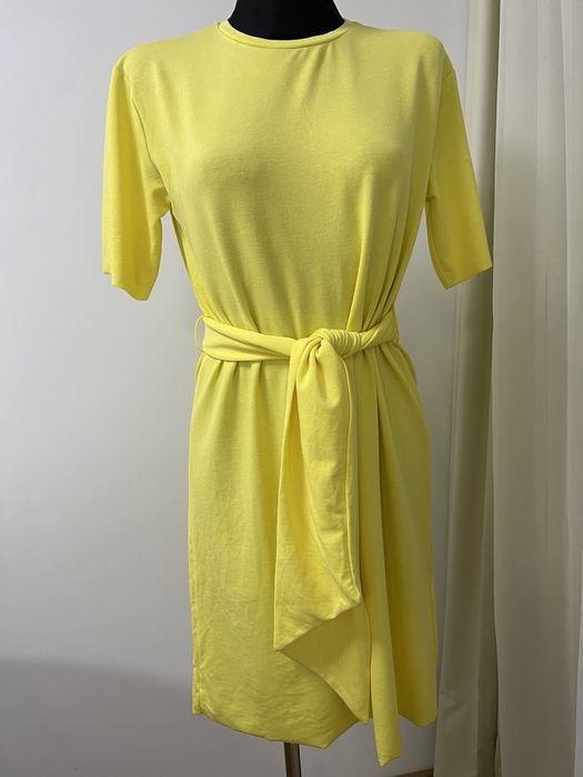 Vand rochie zara galbena material tricot se potriveste pt gravide