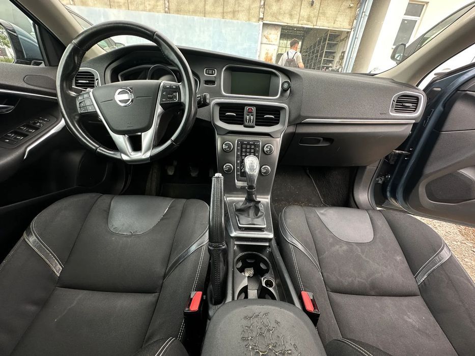 Dezmembrez piese Volvo V40