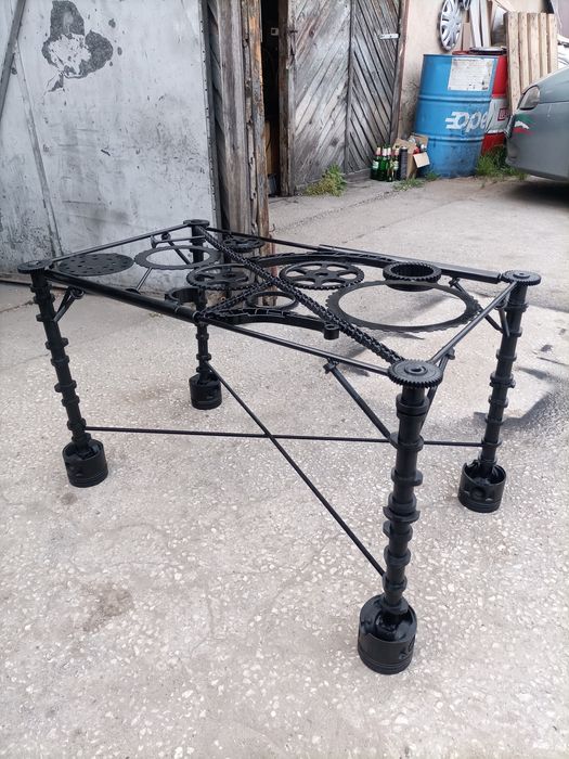 Уникална маса от автомобилни части