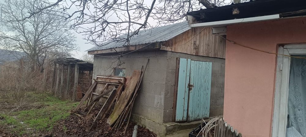 Casă bătrânească și teren in Tomești