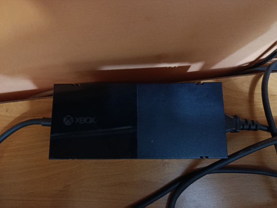 Продам Xbox One 2 геймпада
