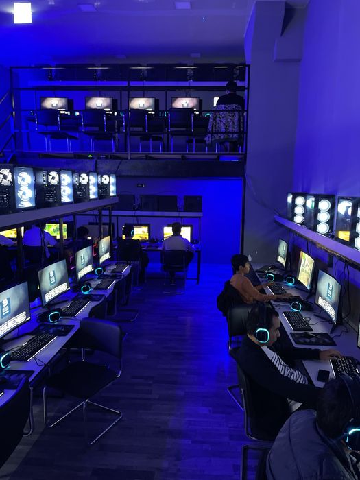 Tayyor Biznes Tayyor kompyuter Klubi 25 ta Pc bar joyi bilan birga