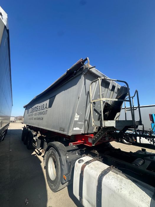 Vand 2xCapT + semiremorca ( de la cap tractor alb)