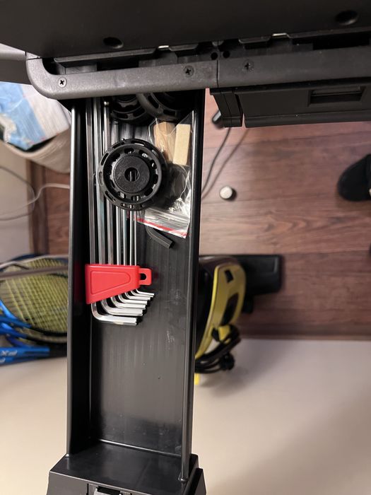 Машина за наплитане на тенис и бадминтон ракети.