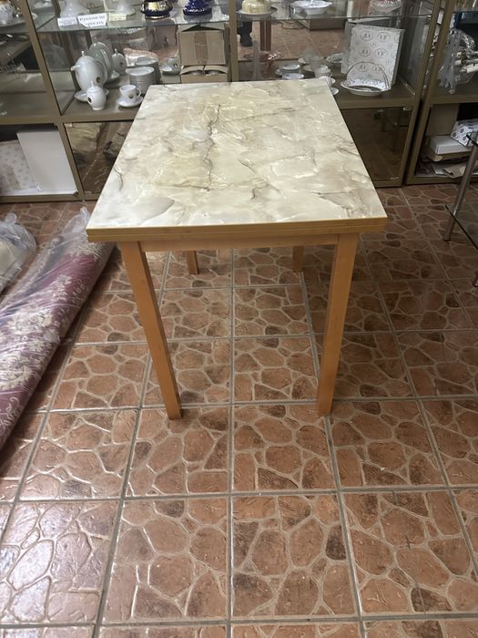 Продам стол и этажерку