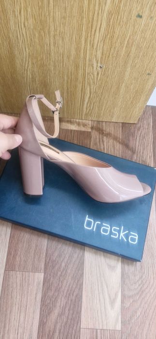 Продается босоножки летние