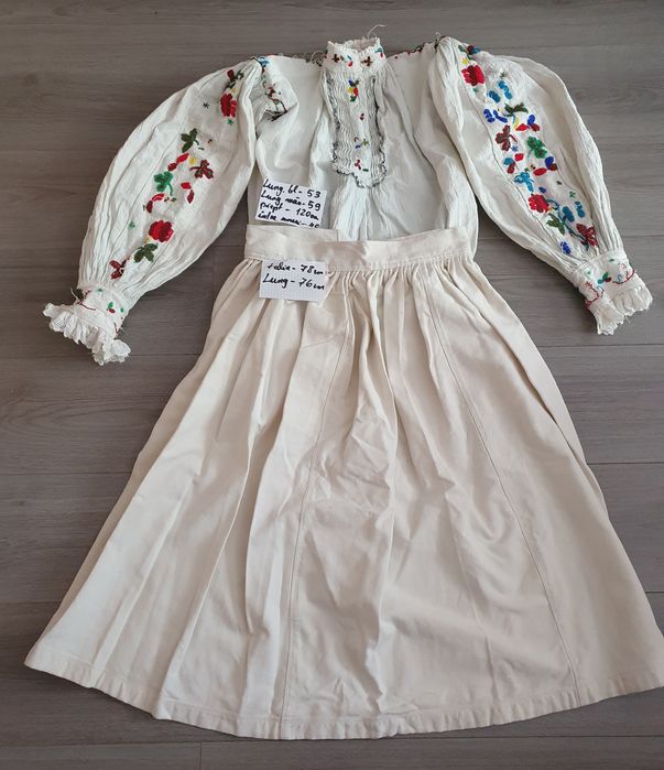 Costum popular  .