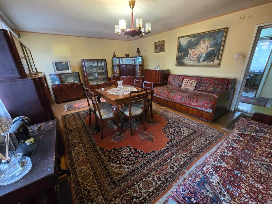 Proprietar vând apartament decomandat 90 mp  3 camere în Brad