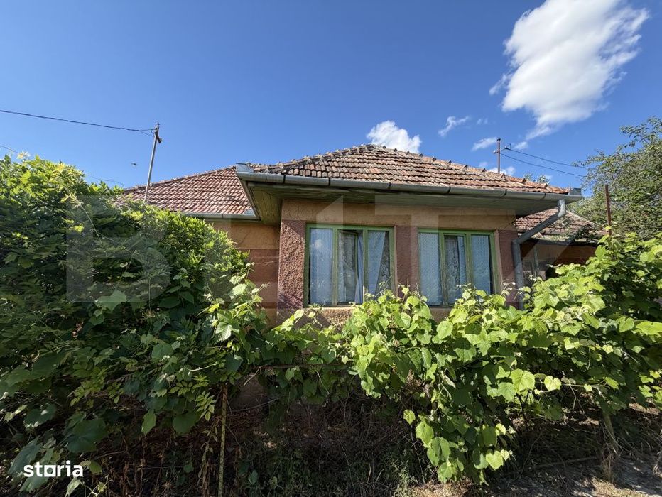Casa cu 3 camere si un teren in suprafata de 1900 mp