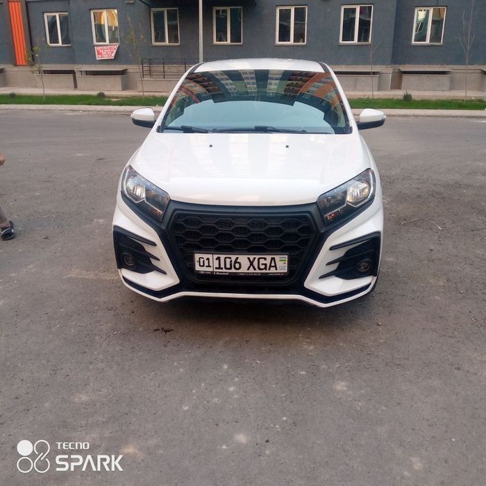 Lada x-ray 1,8 sotiladi