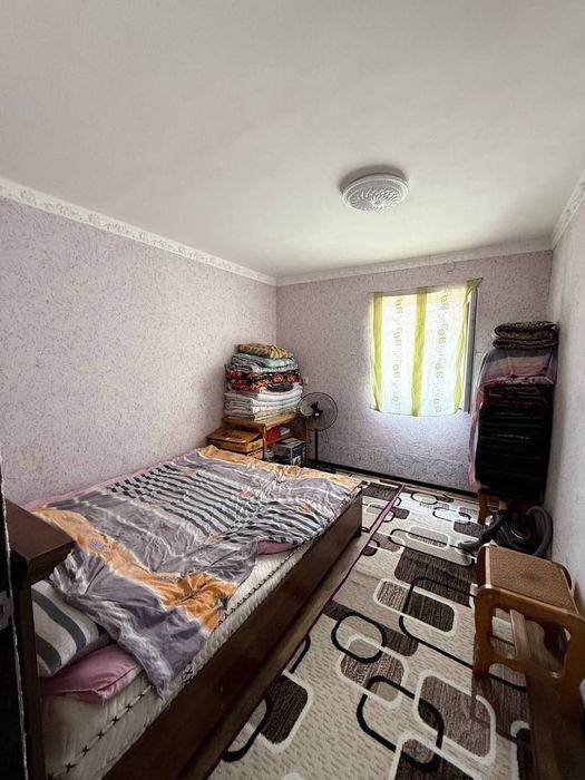 Gulistond shaharda Uy sotiladi 1 chi mavzeda 2 etajli.