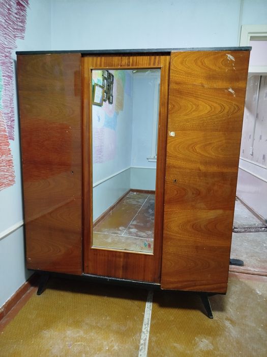 Deraza rom. Yogʻochdan